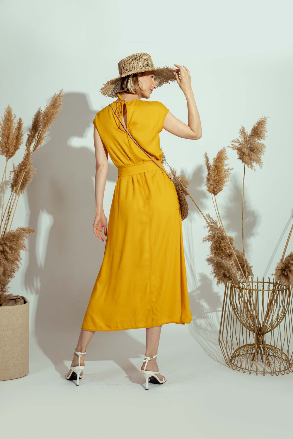 Платье без рукавов из итальянской вискозы с кантом и круглой горловиной цвет манго