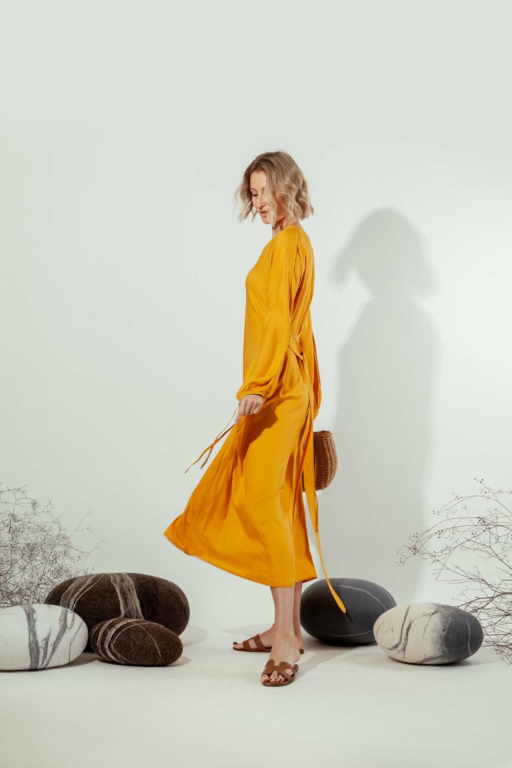 Платье из итальянской вискозы с кантом и V-образной горловиной цвет манго