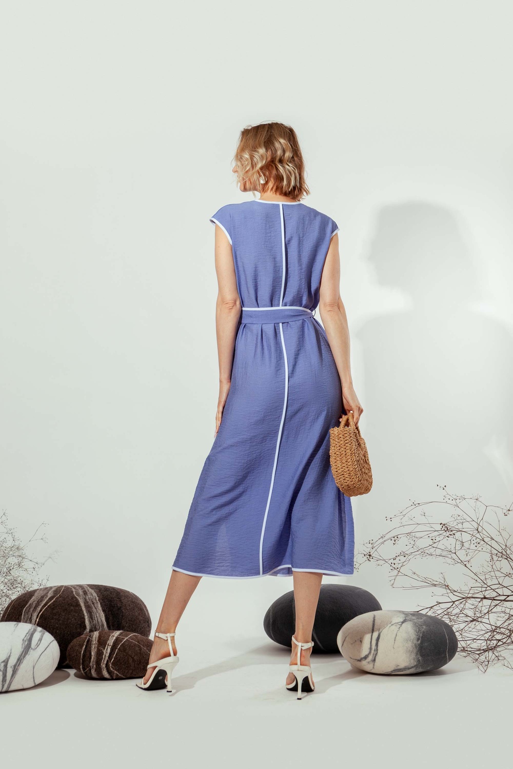 Сукня без рукавів із віскози жатки з кантом і V-подібною горловиною колір волошковий 022д_blue фото